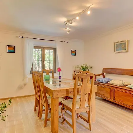Sleeps 8 Villa *